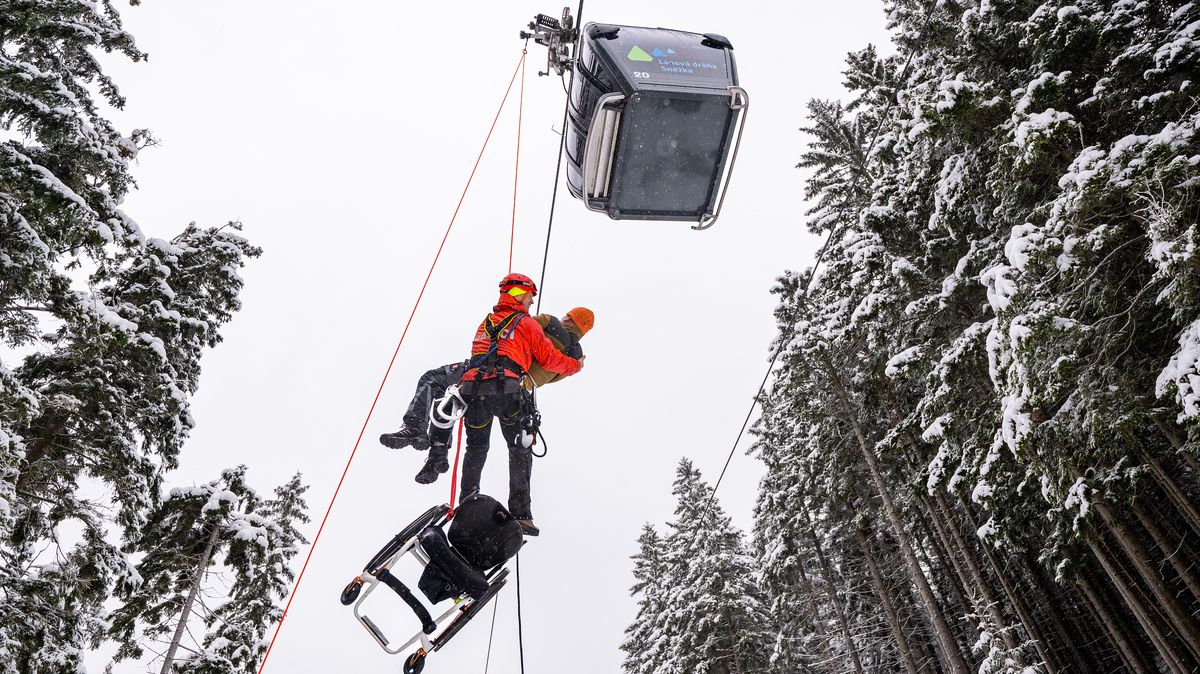 Slaňovali i s vozíčkáři. Záchranáři cvičili evakuaci lanovky na Sněžku